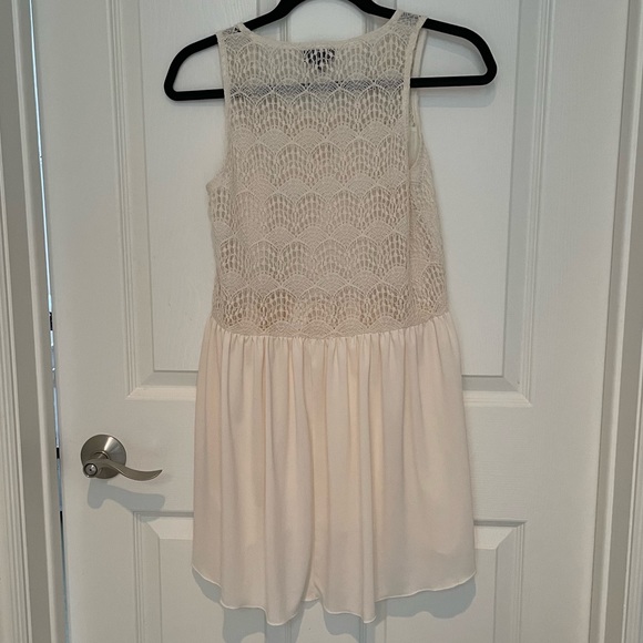 TOPSHOP. CHAMPAGNE COLOURED DRESS. SIZE 4 - Picture 2 of 3